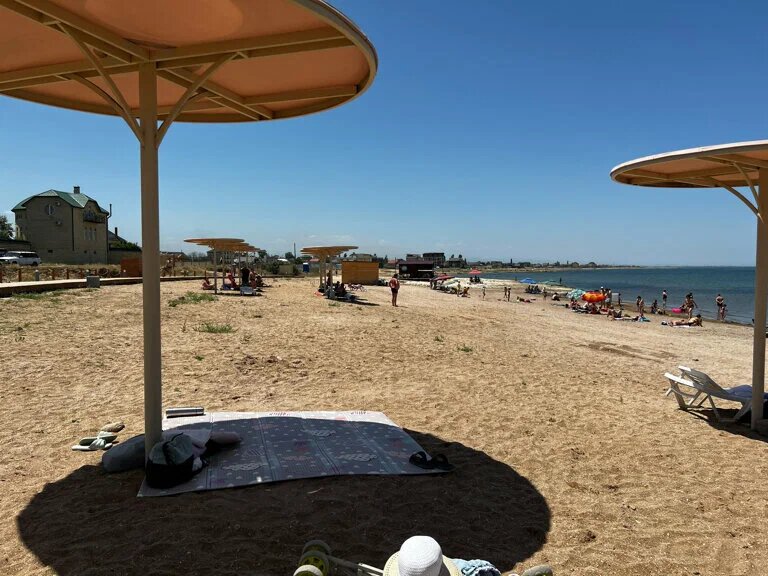 Зонтики,
лежаки и кабины для переодевания появились на пляже совсем недавно.