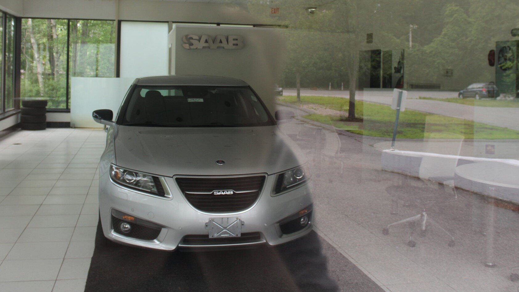 В заброшенном автосалоне Saab нашли «капсулу времени» — флагманский седан 9-5