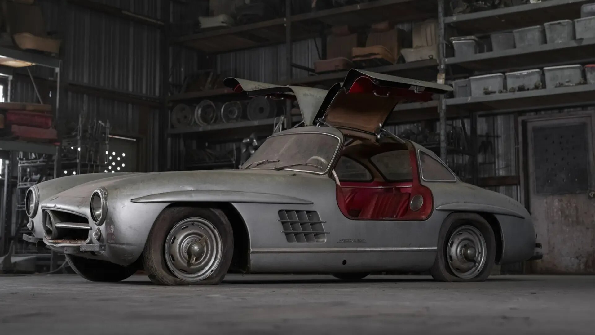Редчайший Mercedes-Benz 300 SL, на котором не ездили полвека, продали на аукционе за 904 миллиона рублей