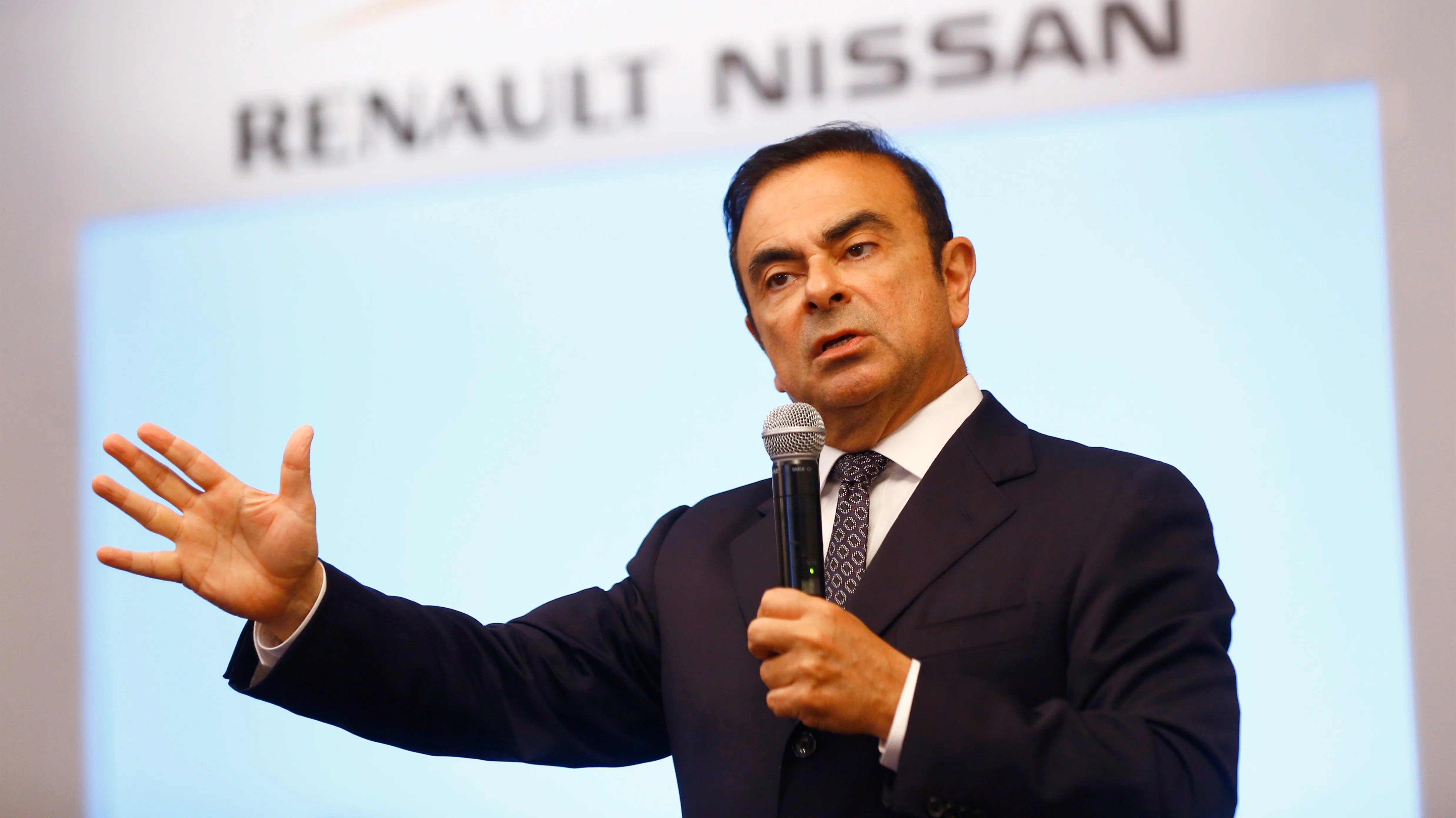 Карлос Гон назвал бессмысленным возможное слияние Honda и Nissan