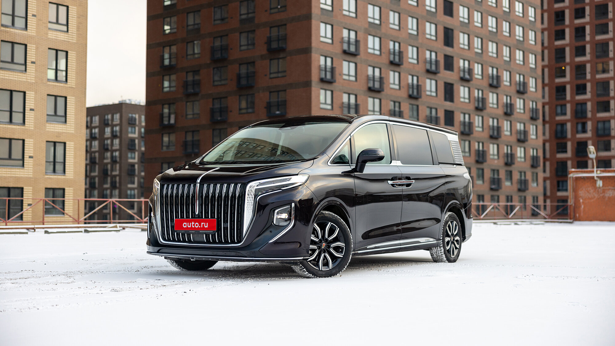 Первый тест Hongqi HQ9: бизнес-шаттла с «водопадом» и столиками