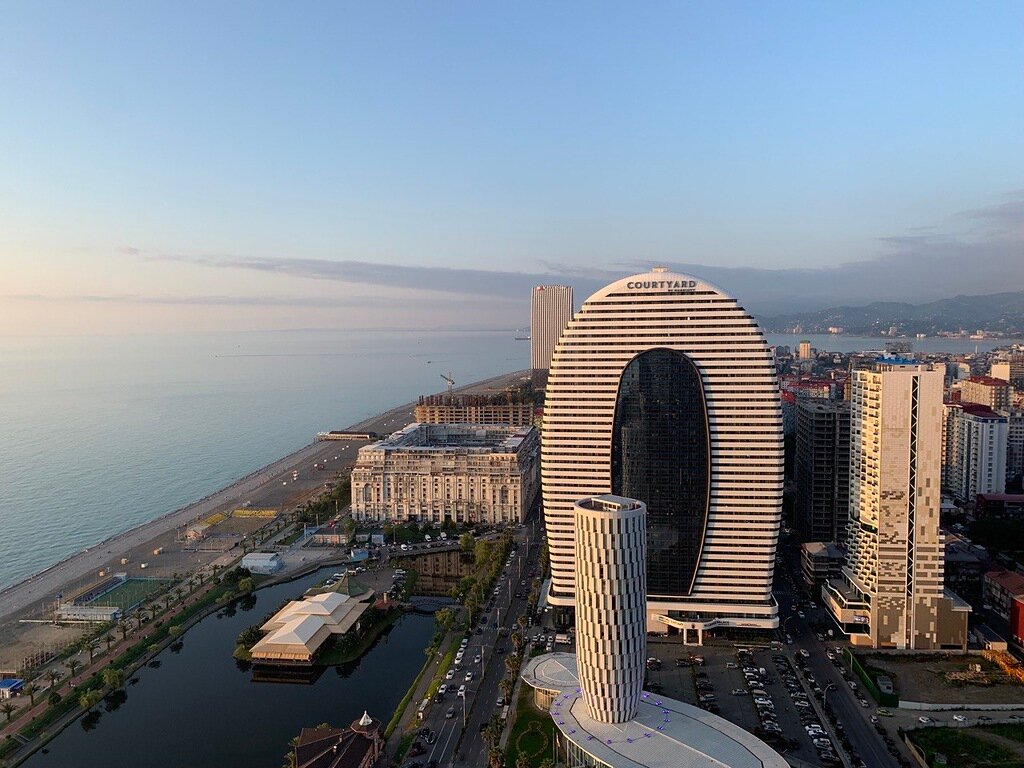 Гости и жители Orbi жалуются на хорошую
слышимость в апартаментах, неудобную инфраструктуру из-за продолжающейся стройки,
но выбирают здесь квартиры из-за вида
