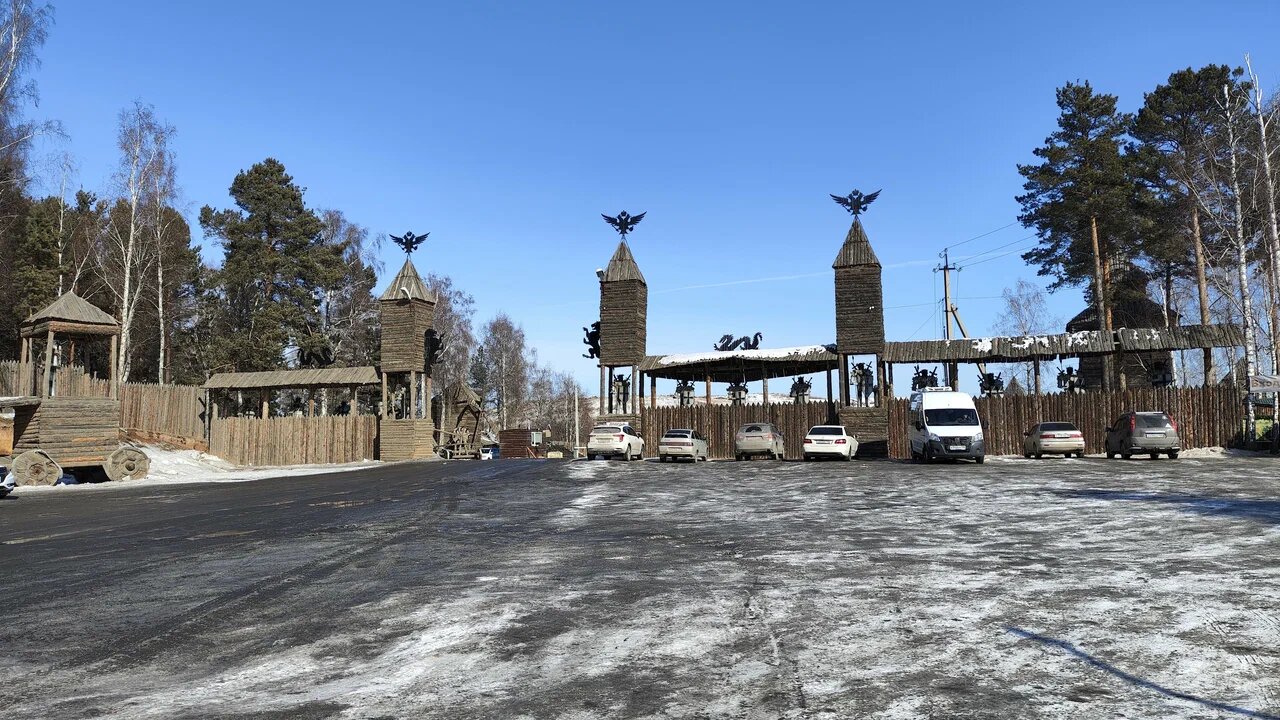 Около въездных ворот сейчас расположилась парковка.