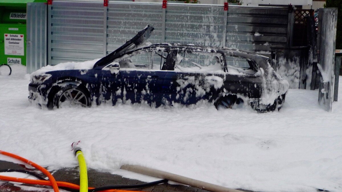 Немка сожгла свой автомобиль, пытаясь откачать бензин из бака пылесосом