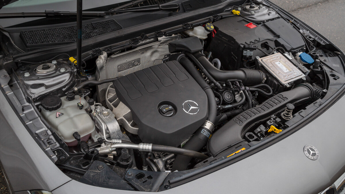 1,33-литровый алюминиевый турбомотор M282 с высокой степенью сжатия компании Renault и Mercedes разрабатывали действительно вместе: блок французский, а его головка — немецкая. В версии A&nbsp;200 наддувный моторчик развивает 150 сил и 250&nbsp;Нм крутящего момента
