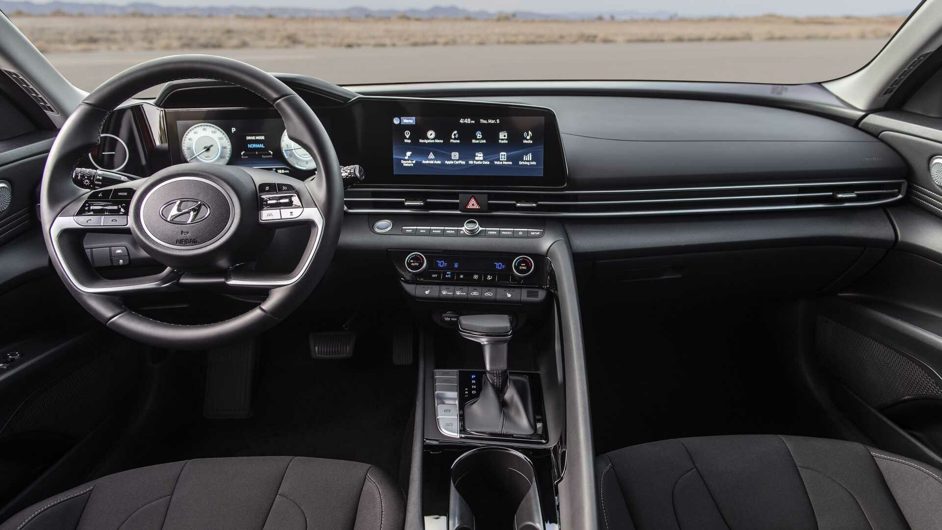 В салоне место водителя отделено от зоны переднего пассажира массивным поручнем. В богатых версиях модель получит два 10,25-дюймовых экрана: цифровую приборку и мультимедийную систему. В оснащении также заявлены фоновая подсветка интерьера с 64 цветами и аудиосистема Bose с восемью динамиками.