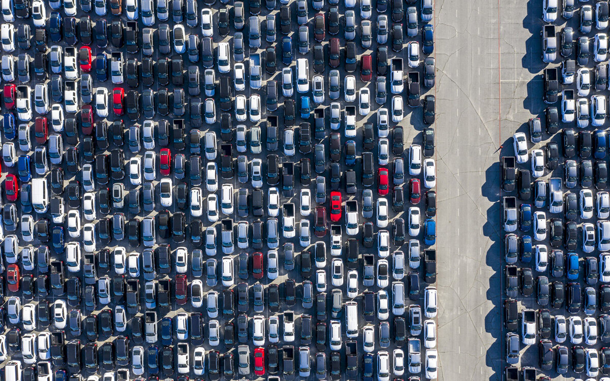 Парковки стадионов Лос-Анджелеса заставили тысячами машин. Да, из-за коронавируса