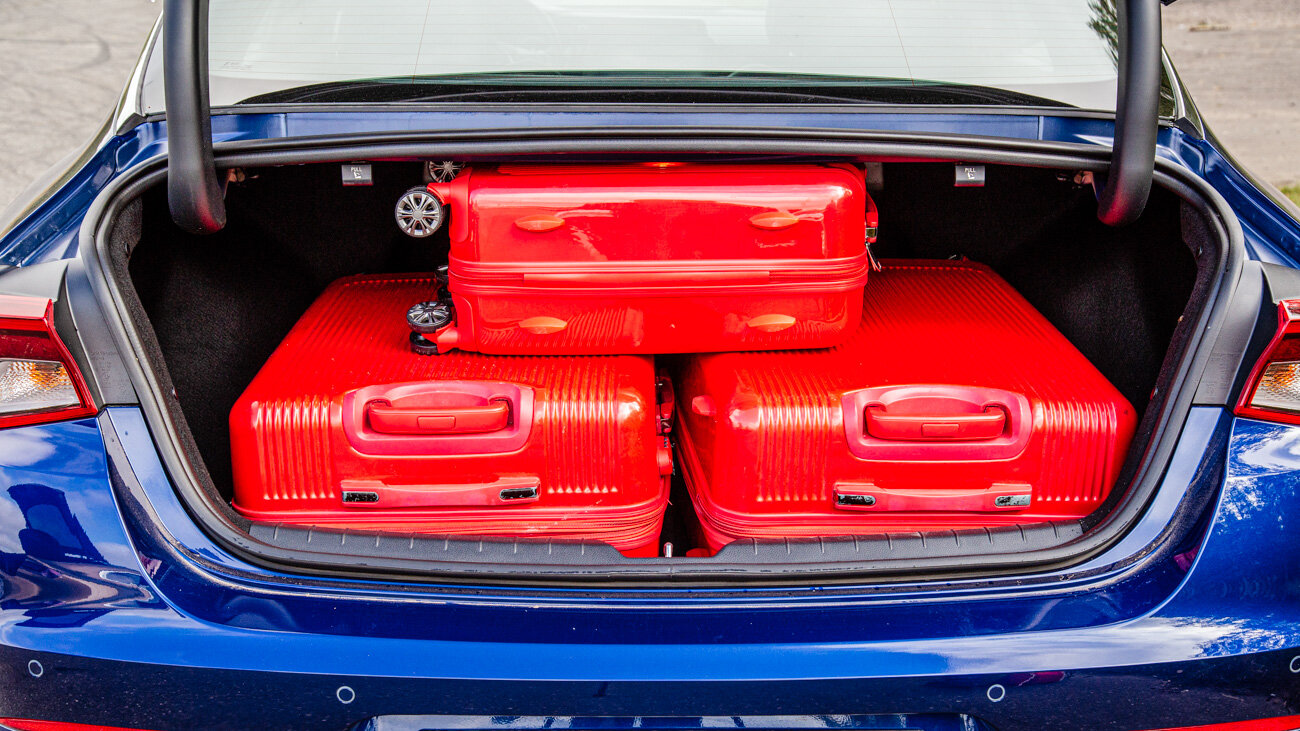 Багажник вместительный — глубокий и высокий. Петли обшиты пластиком и не мешают погрузке крупных грузов.