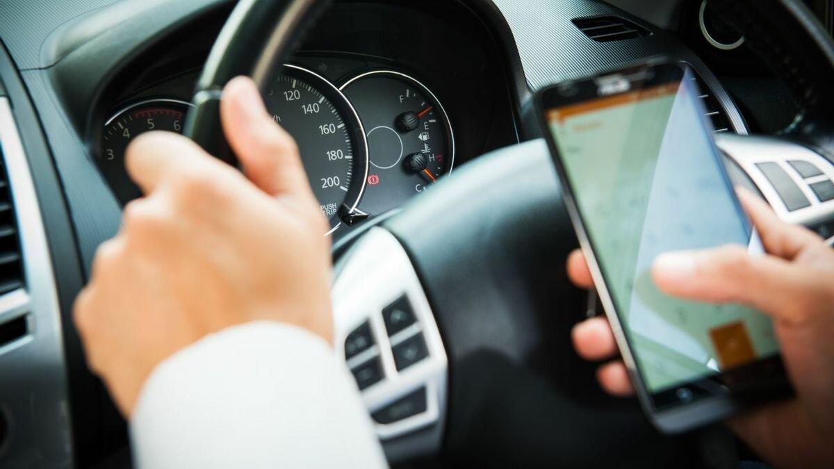 ГИБДД разъяснила процедуру наказания за использование телефона за рулём
