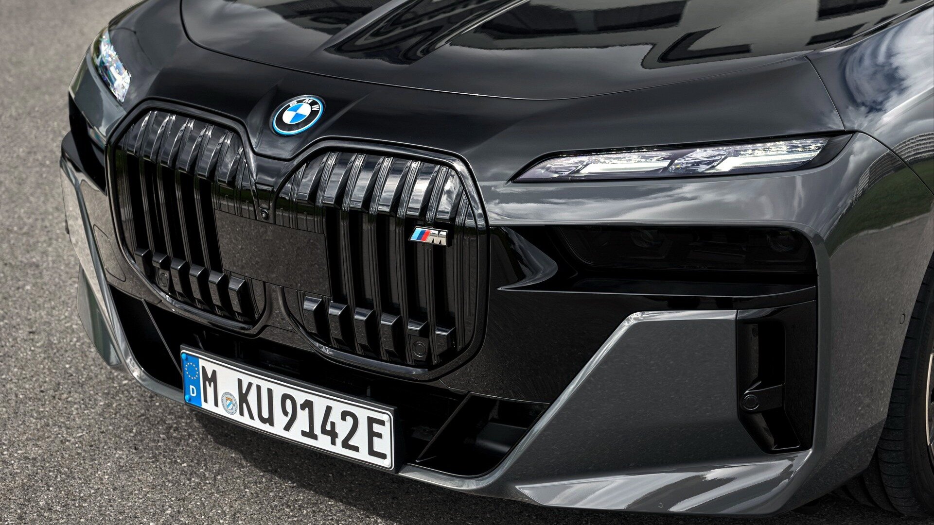 BMW 7 серии в Европе получила новые двигатели, включая гибрид для М-версии