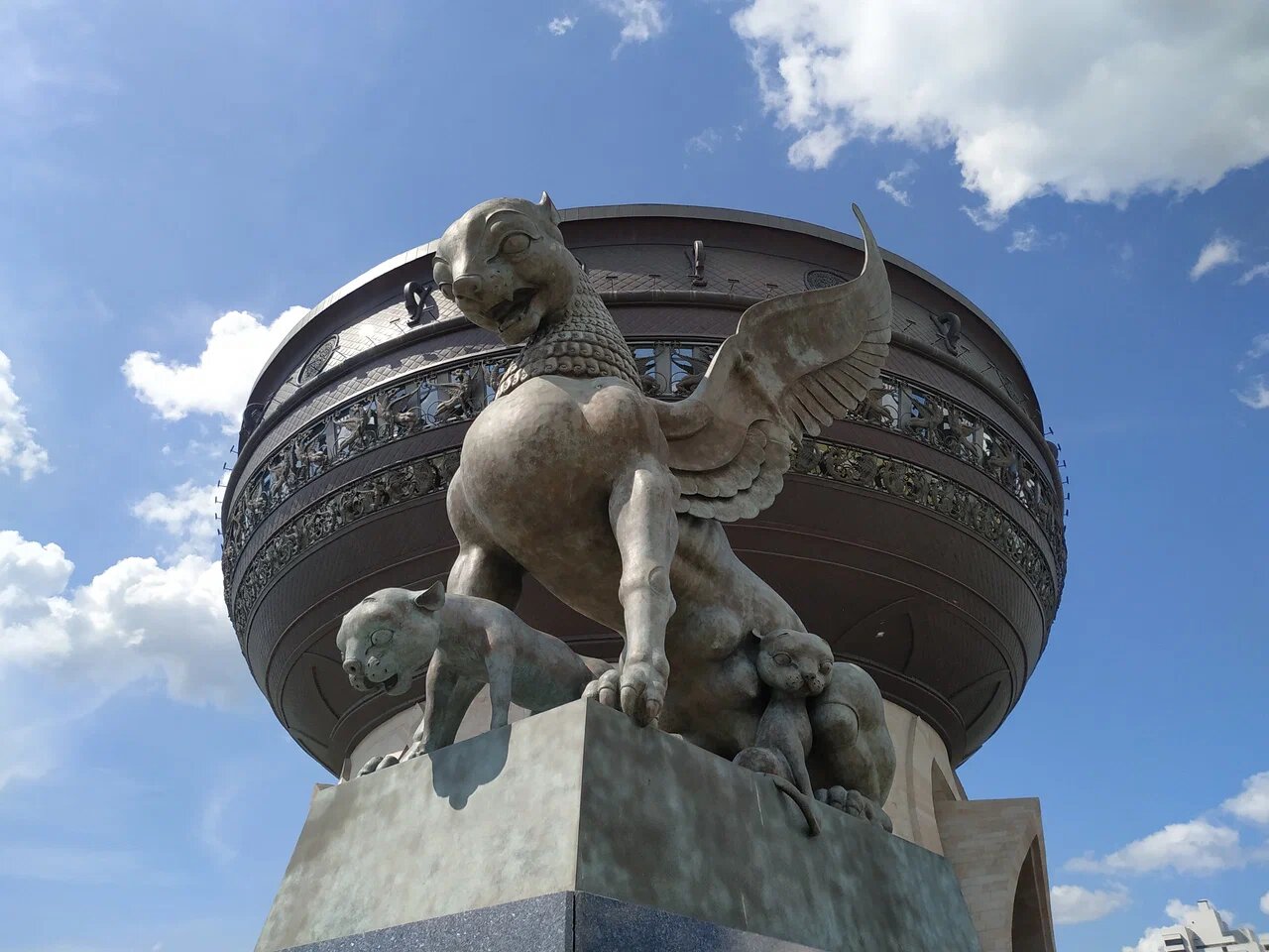 Очаровательные скульптуры
драконьей семьи, папы, мамы и деток радуют туристов возможностью сделать ещё
одно необычное фото.