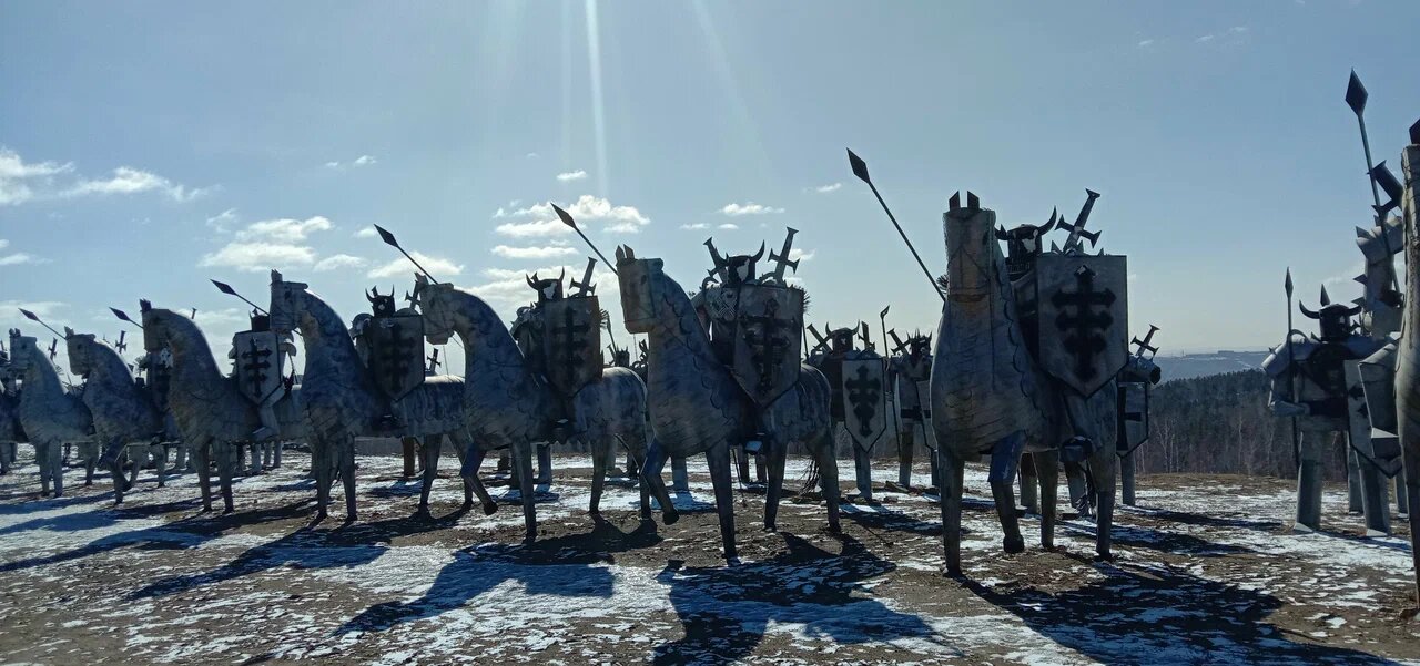 Туристов встречает целое войско всадников в латах.