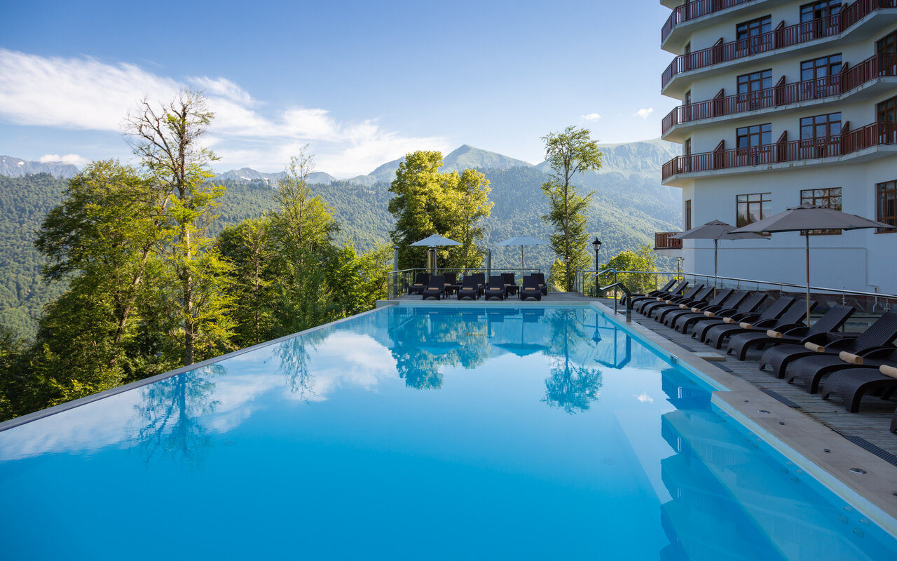 В гостевую программу входят открытый бассейн-инфинити с подогревом, термальная зона с хаммамом и биосауной, купели с холодной и горячей водой и ледяной фонтан.