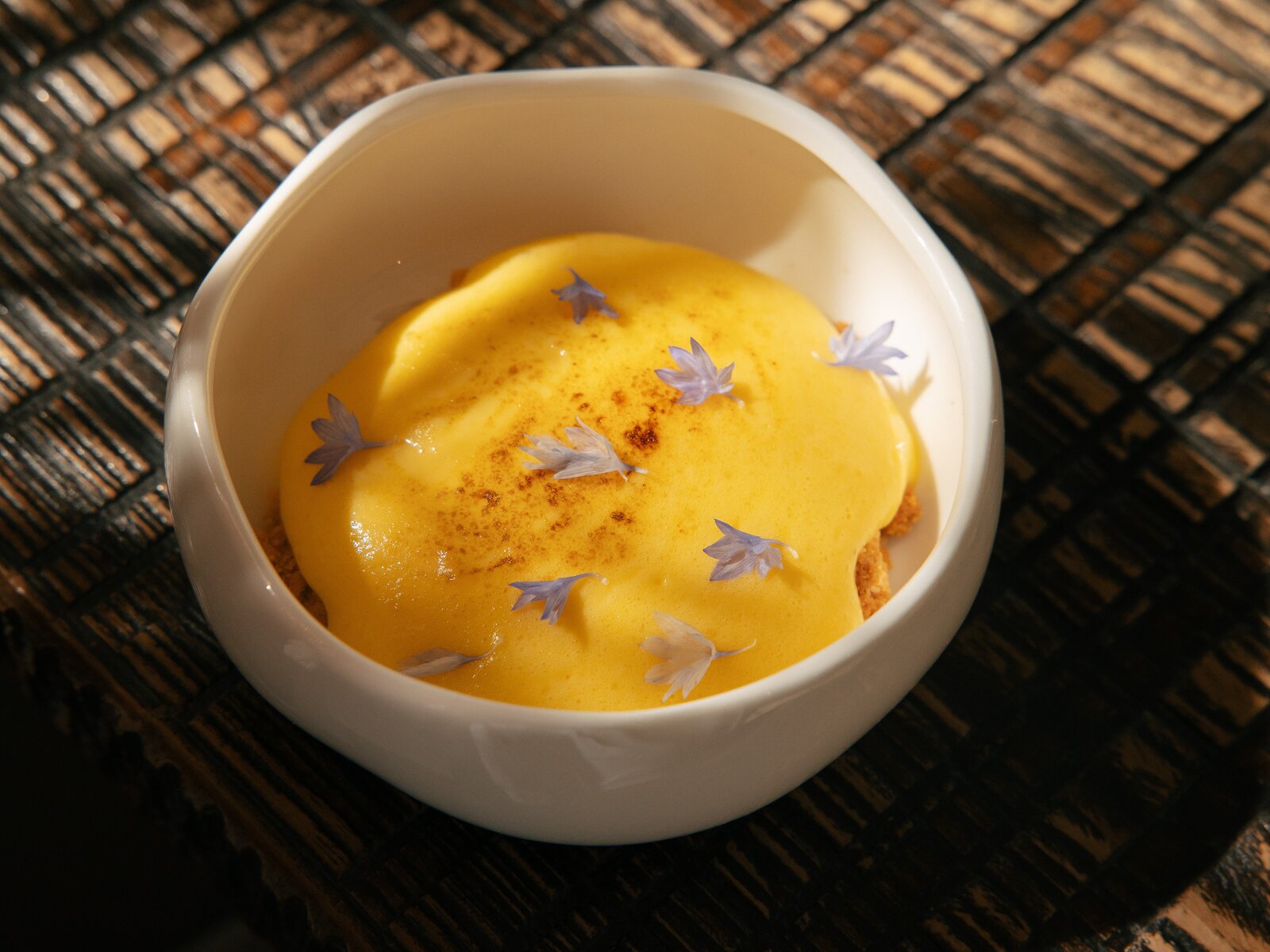 Сабайон на саке с юдзу, грушей, имбирём и перцем