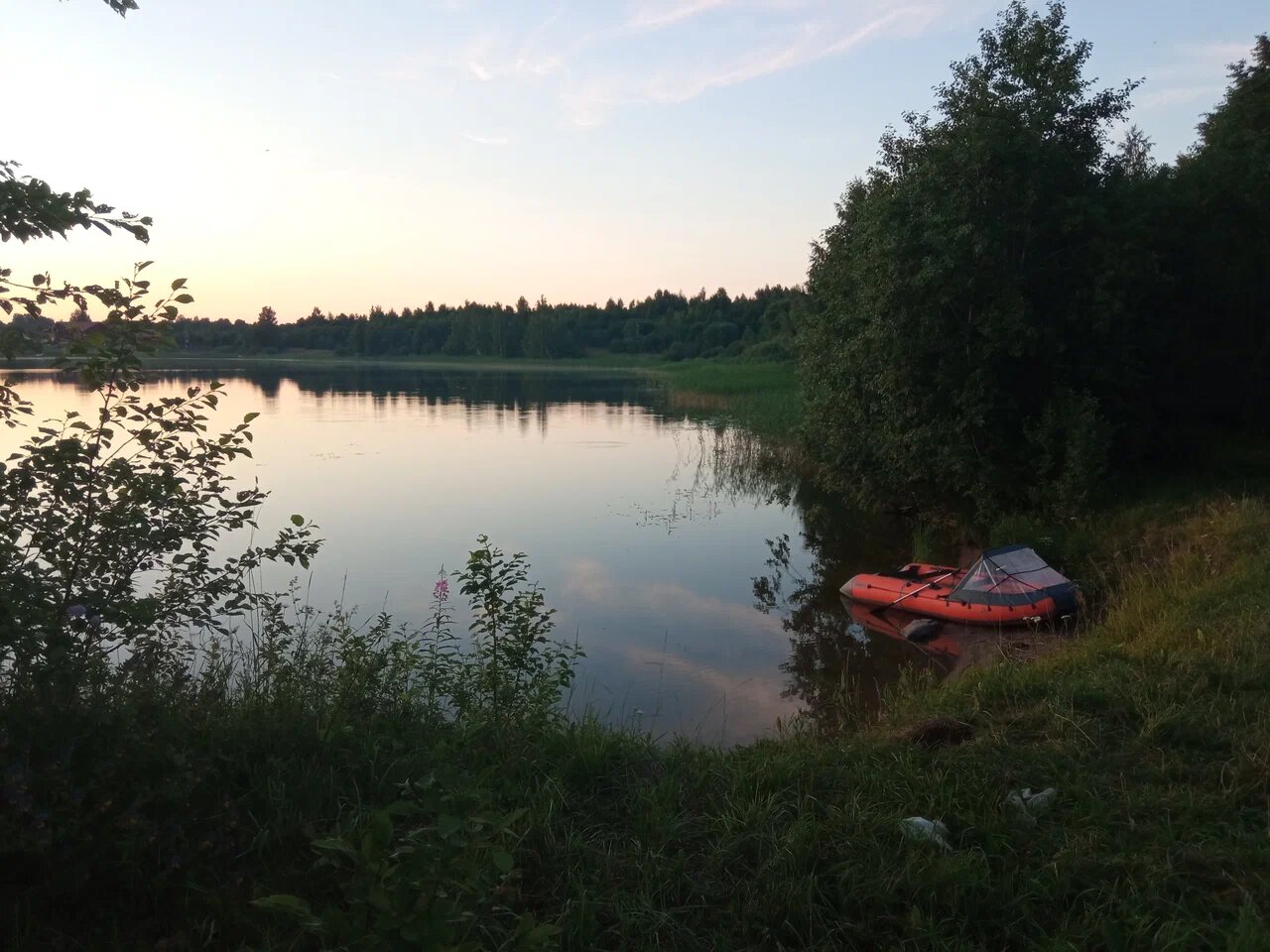 На озере можно отдохнуть с палаткой (на специальных
разрешённых стоянках) или пройти по одному из пешеходных или водных
маршрутов.
