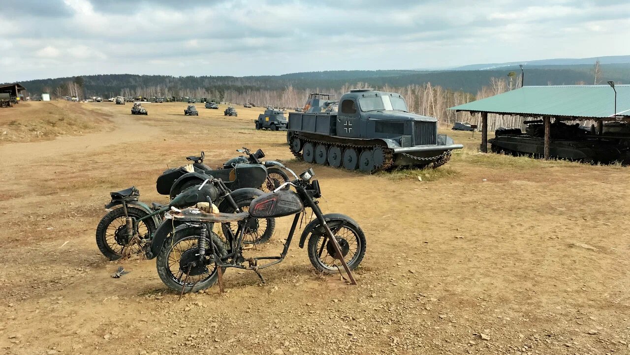 Военную технику смастерили из списанных грузовиков и вездеходов и расставили в боевом порядке.