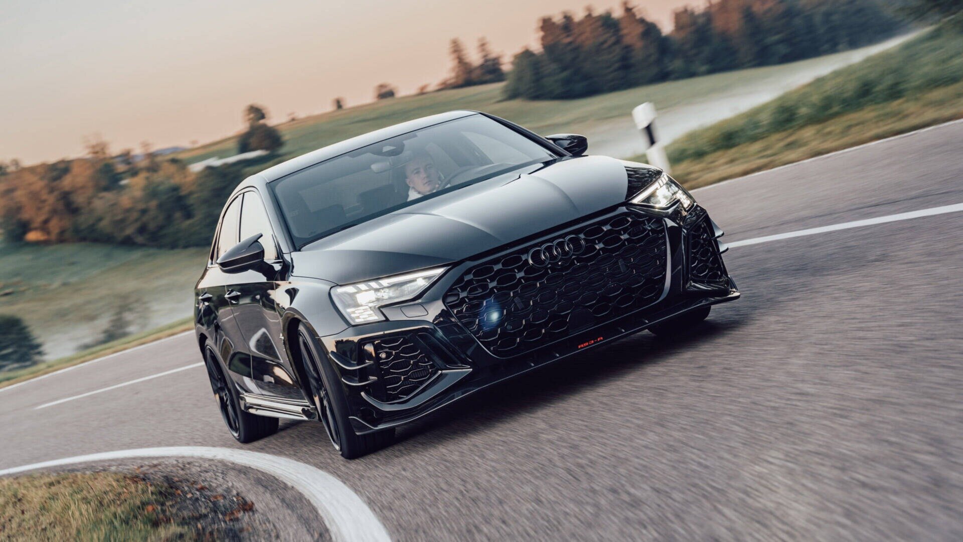 Спортседан Audi RS 3 получил карбоновый обвес от ABT и стал на 3 сантиметра ниже