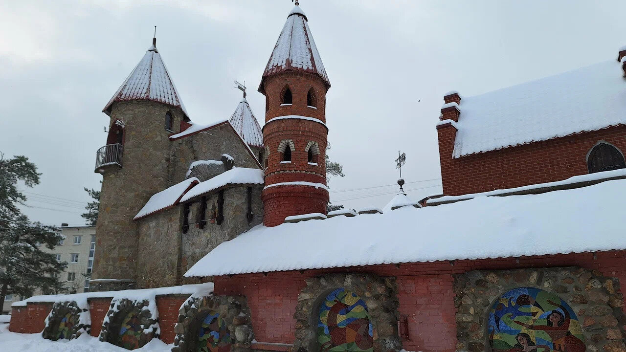 Припорошенные снегом башни замка Андерсенграда выглядят как сказочные.