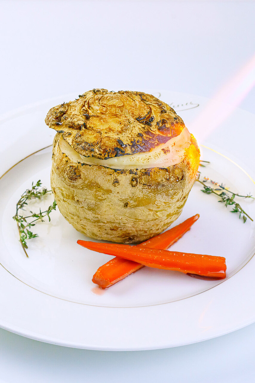 Бефстроганов в корне сельдерея с малосольными огурцами и картофельным пюре