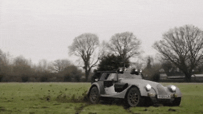 Спорткар Morgan Plus Four CX-T, используемый для доставки новогодней ёлки. Видео
