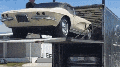Раритетный Chevrolet Corvette, который стоит 111 тысяч долларов, упал с автовоза