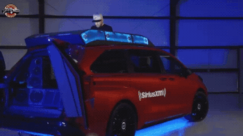 Минивэн Toyota Sienna превратили в диджей-мобиль с 60 динамиками