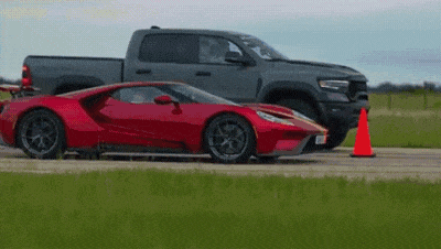 Суперкар Ford GT посоревновался в гонке с трёхтонным пикапом от Hennessey