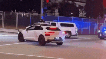 Видео: роботакси Waymo эпично проехало сквозь полицейскую спецоперацию