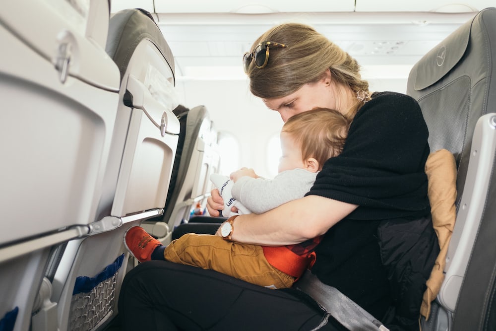 В самолёте удобно с теми детьми, которым уже разрешено сидеть.