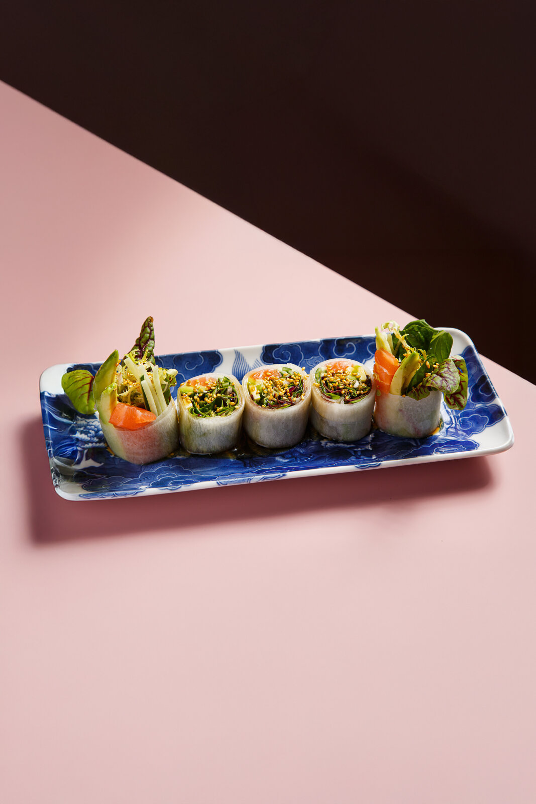 Ролл с салатом, шисо и лососем