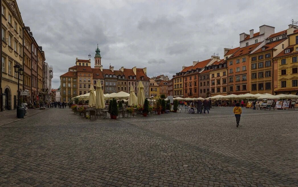 В теплое время года рыночная площадь Старого города заполнена столиками, где можно укрыться в тени зонтиков, выпить кофе и отведать вкусные блюда.