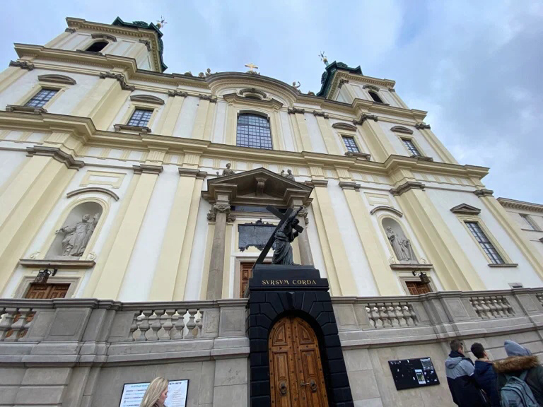 Перед святыней установлена статуя Иисуса Христа, несущего крест.