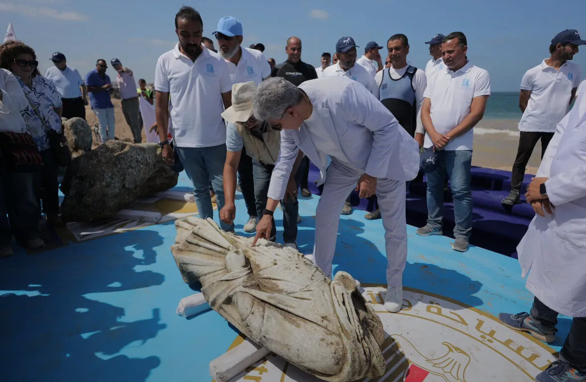 В Египте со дна Средиземного моря подняли три артефакта