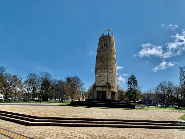 Монумент
разделён на тематические ярусы и один из них — памяти жертв Кавказской войны.