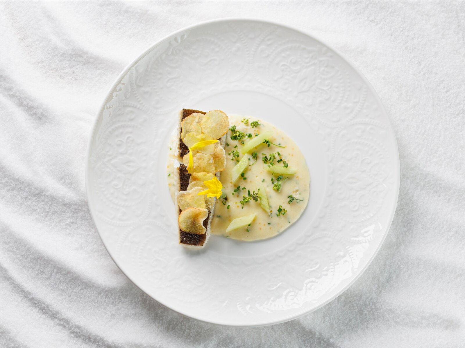 Ошпаренная маслом камбала с трюфельным картофелем и щучьей икрой
