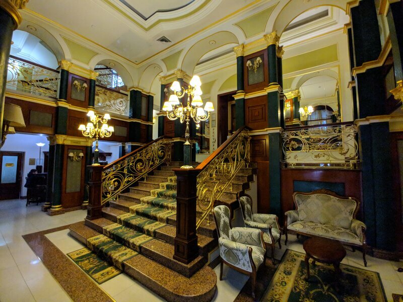 Холл отеля приковывает взгляд изысканным интерьером в классическом стиле и с нотками роскоши.