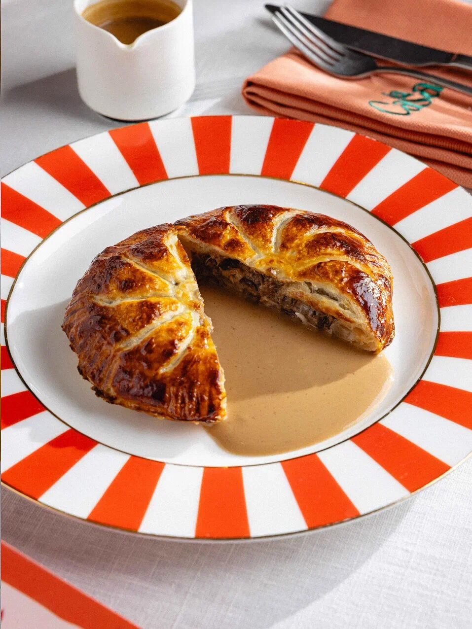 Пирог с щёчками и грибами