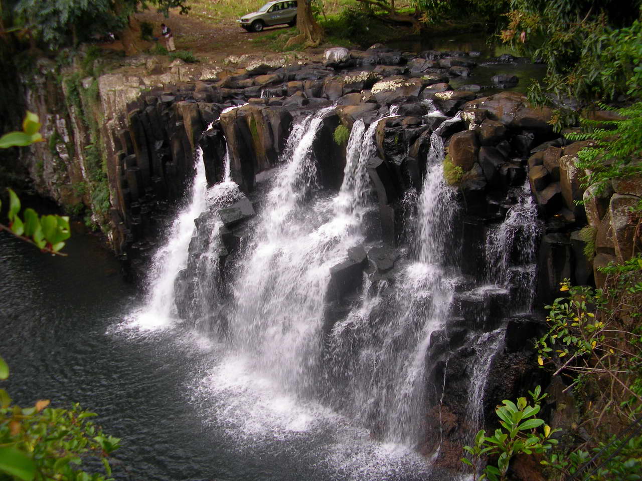 Прыгая по каменным ступеням водопада Рочестер Фолс, водные потоки издают красивый мелодичный гул.