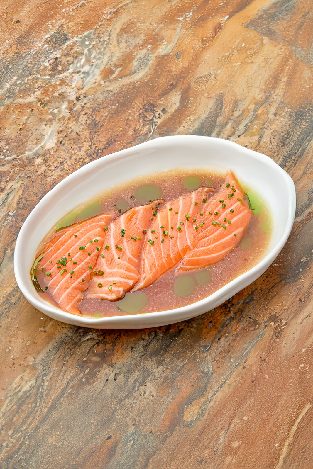 Сашими из лосося с трюфельным соусом