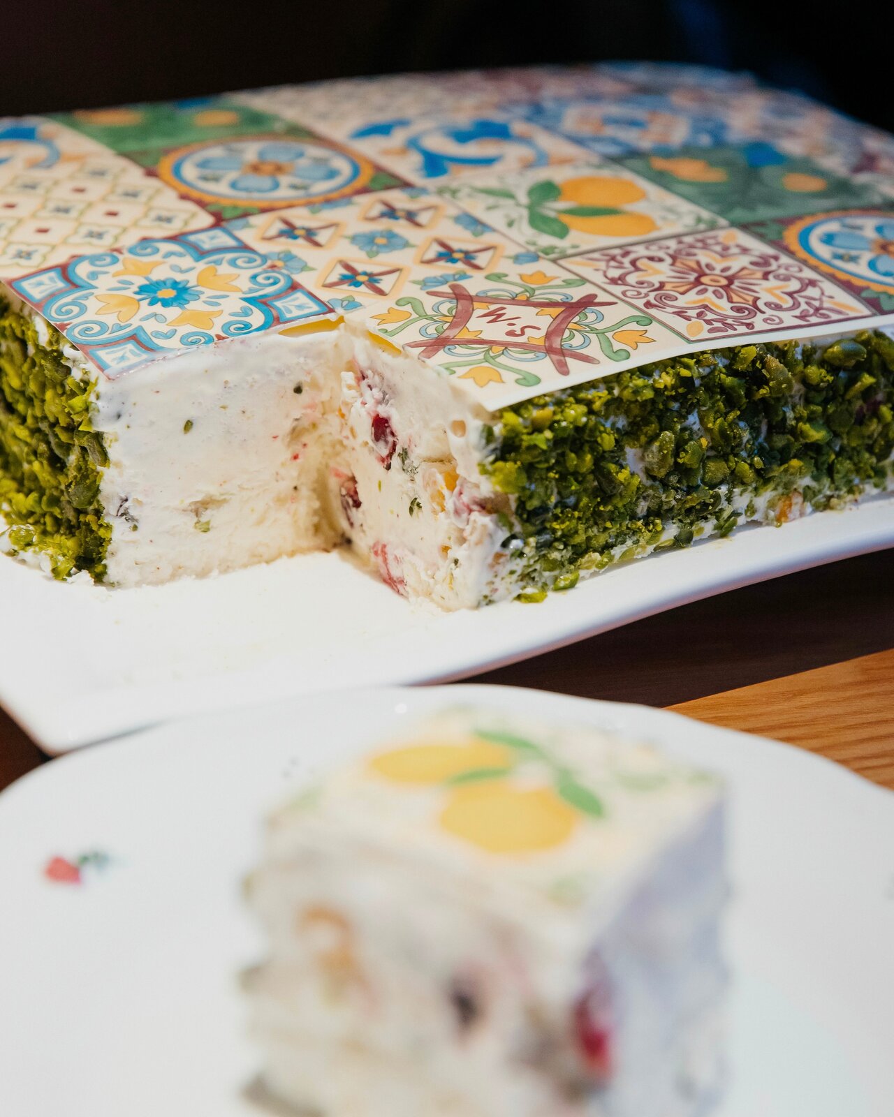 Семифредо с фисташками, рубленым шоколадом и вишней