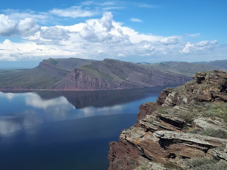 С вершины Тепсея открывается живописный вид на водохранилище и горный хребет Оглахты на противоположном берегу.