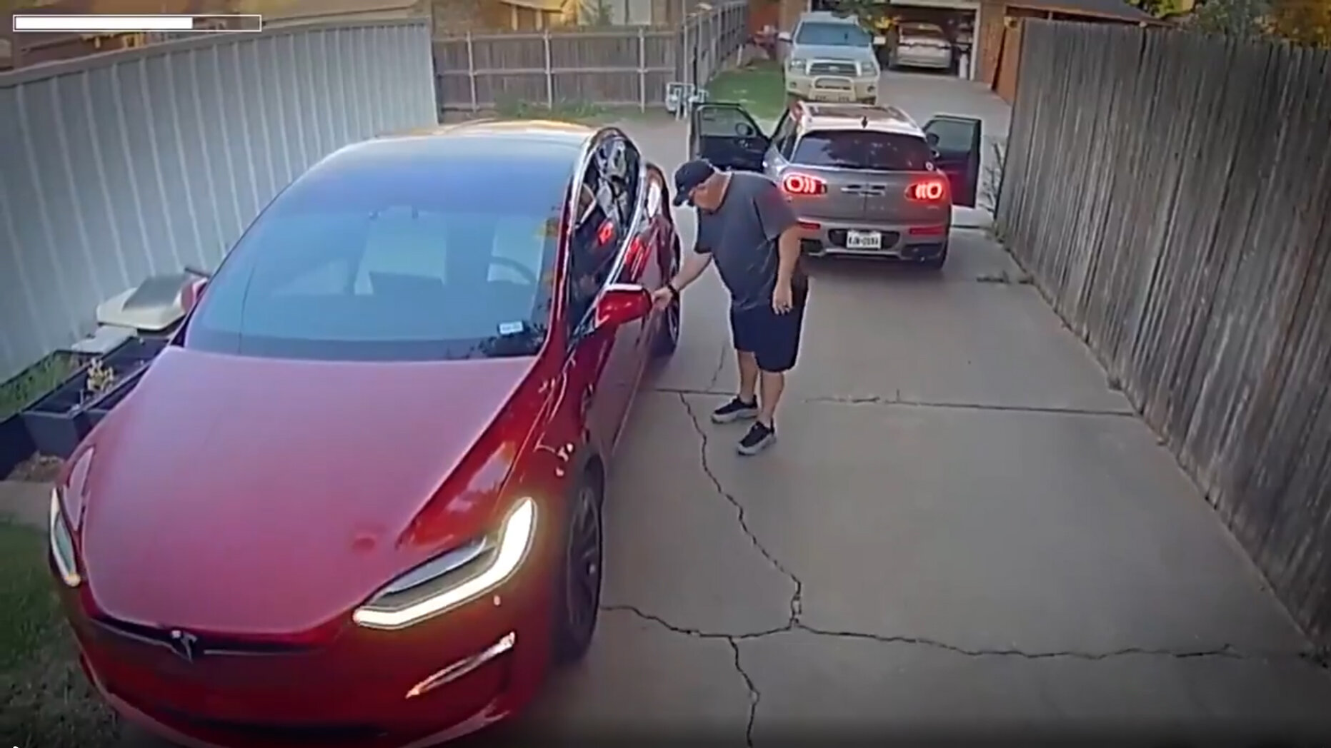 Tesla Model X сама поцарапала проезжающий мимо автомобиль, открыв дверь
