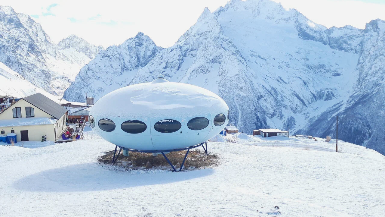 На фото — действующая гостиница «Летающая тарелка», одна из главных достопримечательностей курорта.