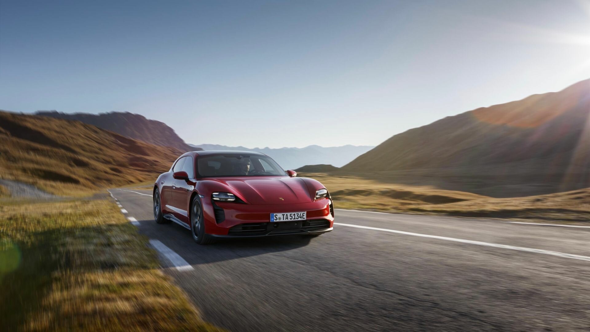 Porsche Taycan получил сразу две новые версии — спортивную и утилитарную