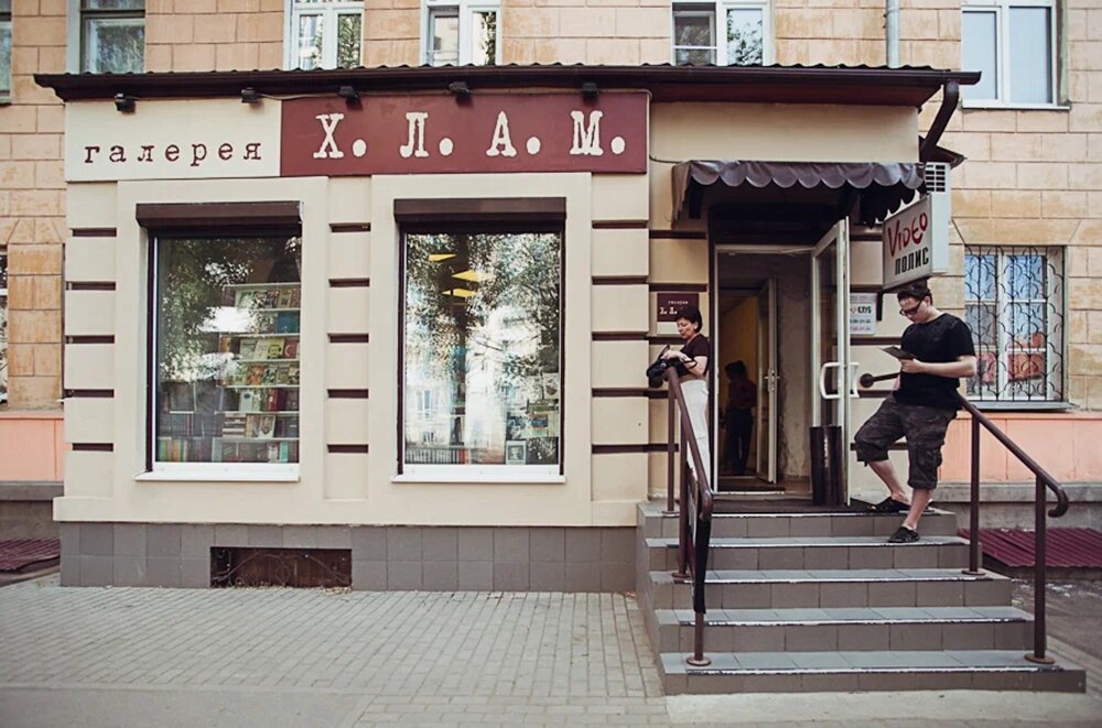 Завсегдатаи галереи знают, что, помимо современного искусства, туда стоит прийти ради редких букинистических изданий за небольшие деньги.