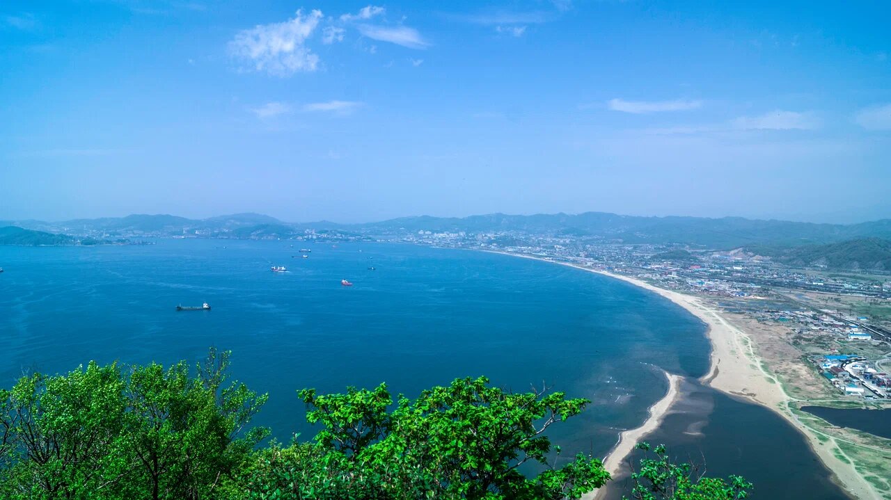 Удобнее всего подниматься со стороны залива.