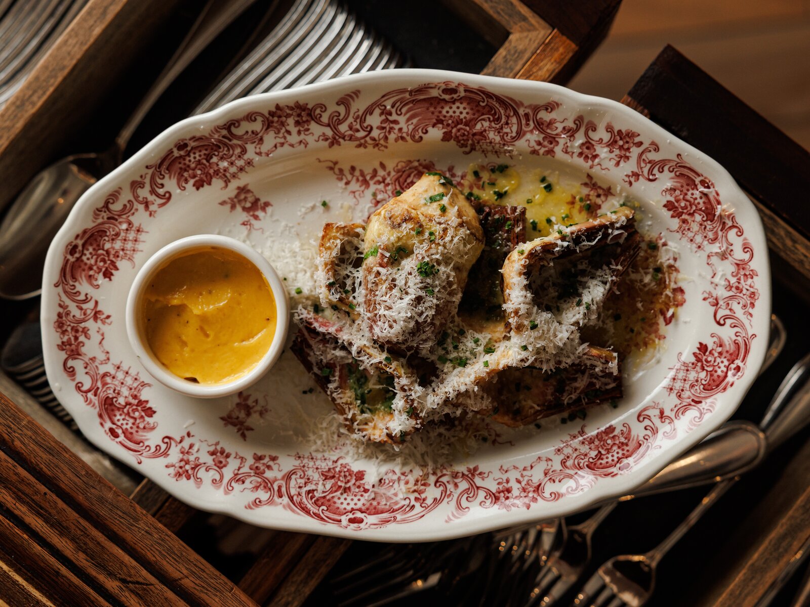 Жареные артишоки с соусом айоли и пармезаном