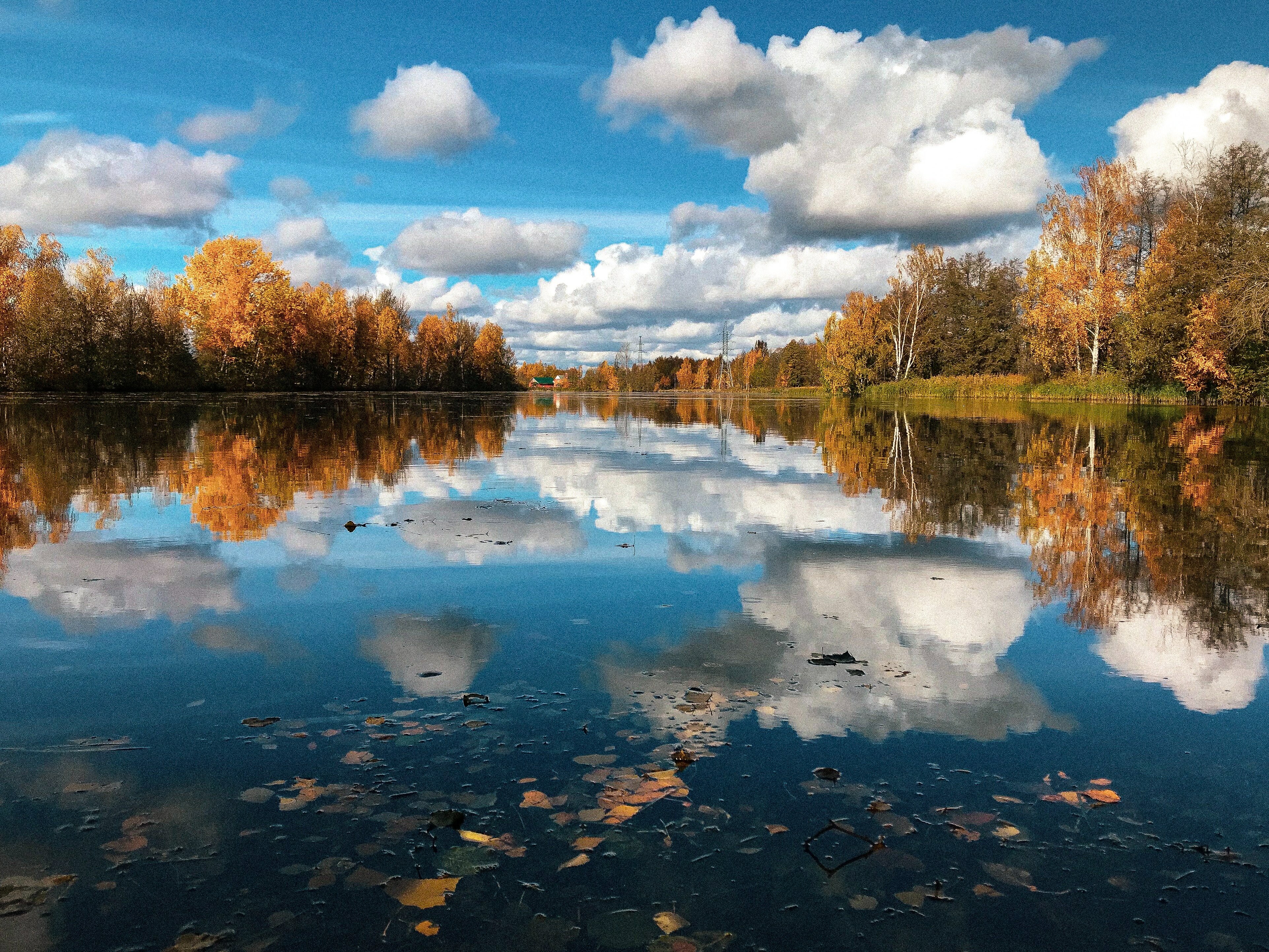 Где провести отдых осенью в России: куда поехать или полететь