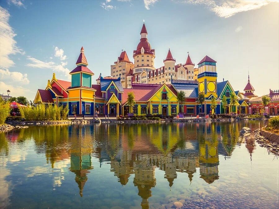 Это место, где сказка средневекового замка органично пересекается с современной четырёхзвёздочного отеля.