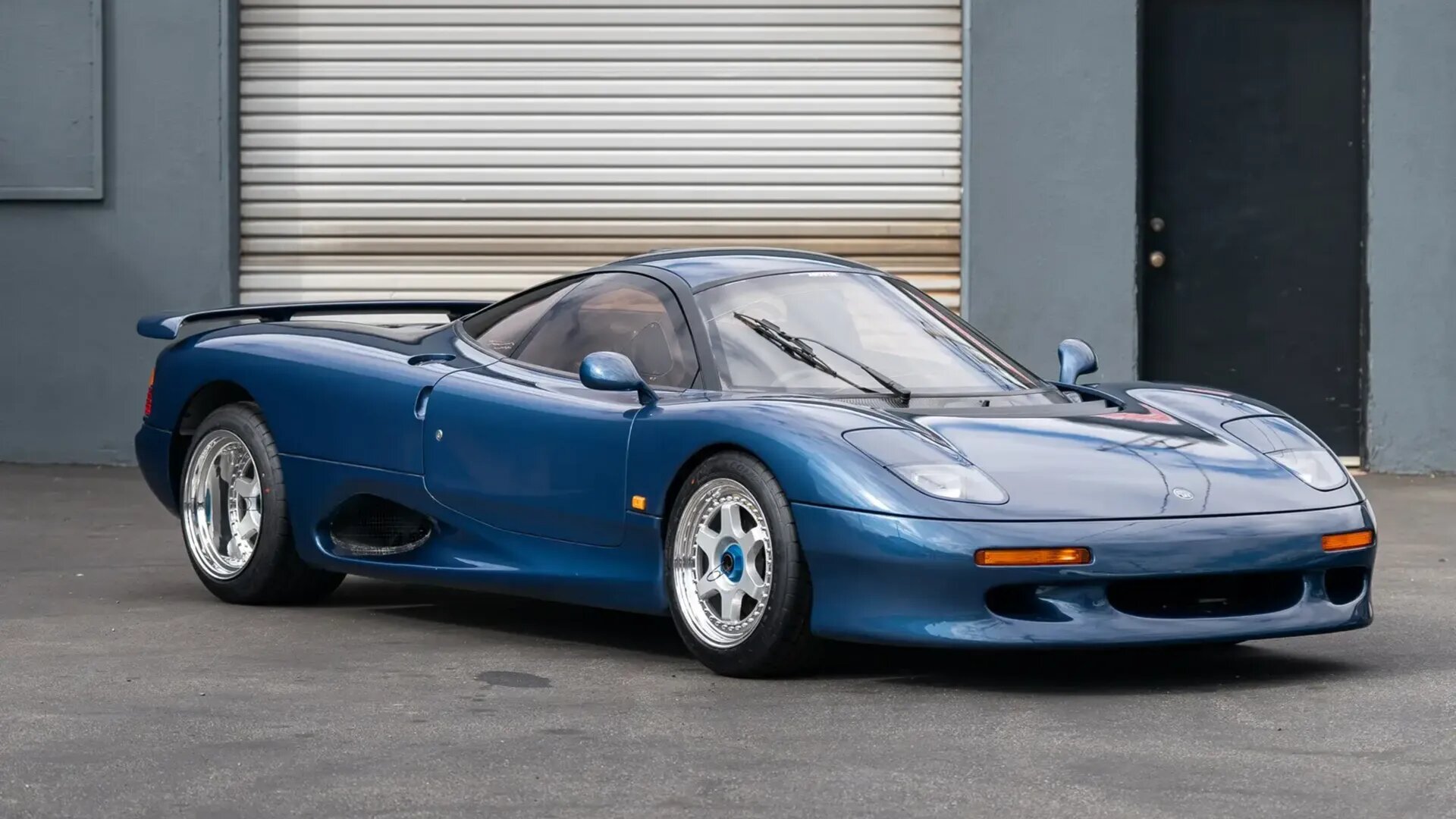 На аукцион выставлен очень редкий суперкар Jaguar XJR-15 — первый в мире автомобиль с углепластиковым кузовом